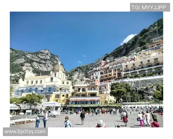 意大利足球球星畅享度假时光 探索美丽海岸与古城风情